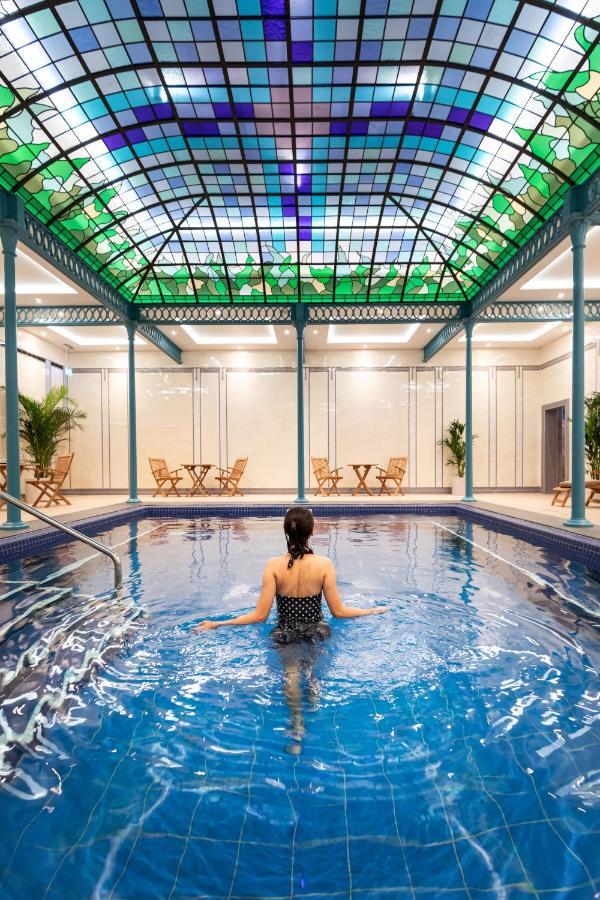 Ensana Buxton Crescent Hotel Exterior foto The swimming pool at the Bath Club